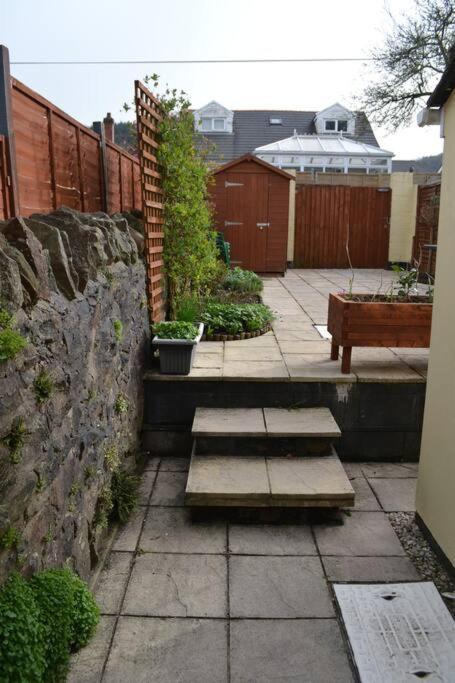Entire 3 Bedroom House Near Caerphilly Station Экстерьер фото