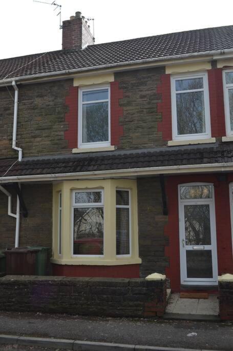 Entire 3 Bedroom House Near Caerphilly Station Экстерьер фото